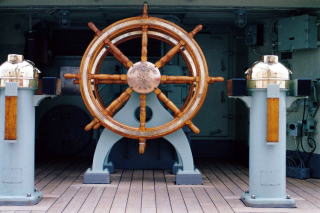 帆走時の舵輪（海王丸）